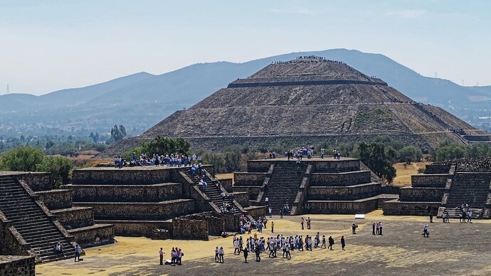 2020-02-11_Teotihuacan_la_Avenida_de_los_Muertos_y_la_Pirámide_del_Sol